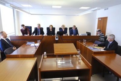 M&aacute;lflutningur fyrir F&eacute;lagsd&oacute;mi um samningsumbo&eth; flutt &iacute; g&aelig;r